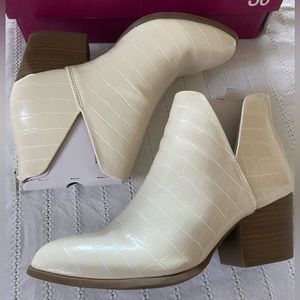 NWT SO Cream Barb Women’s Ankle Boot